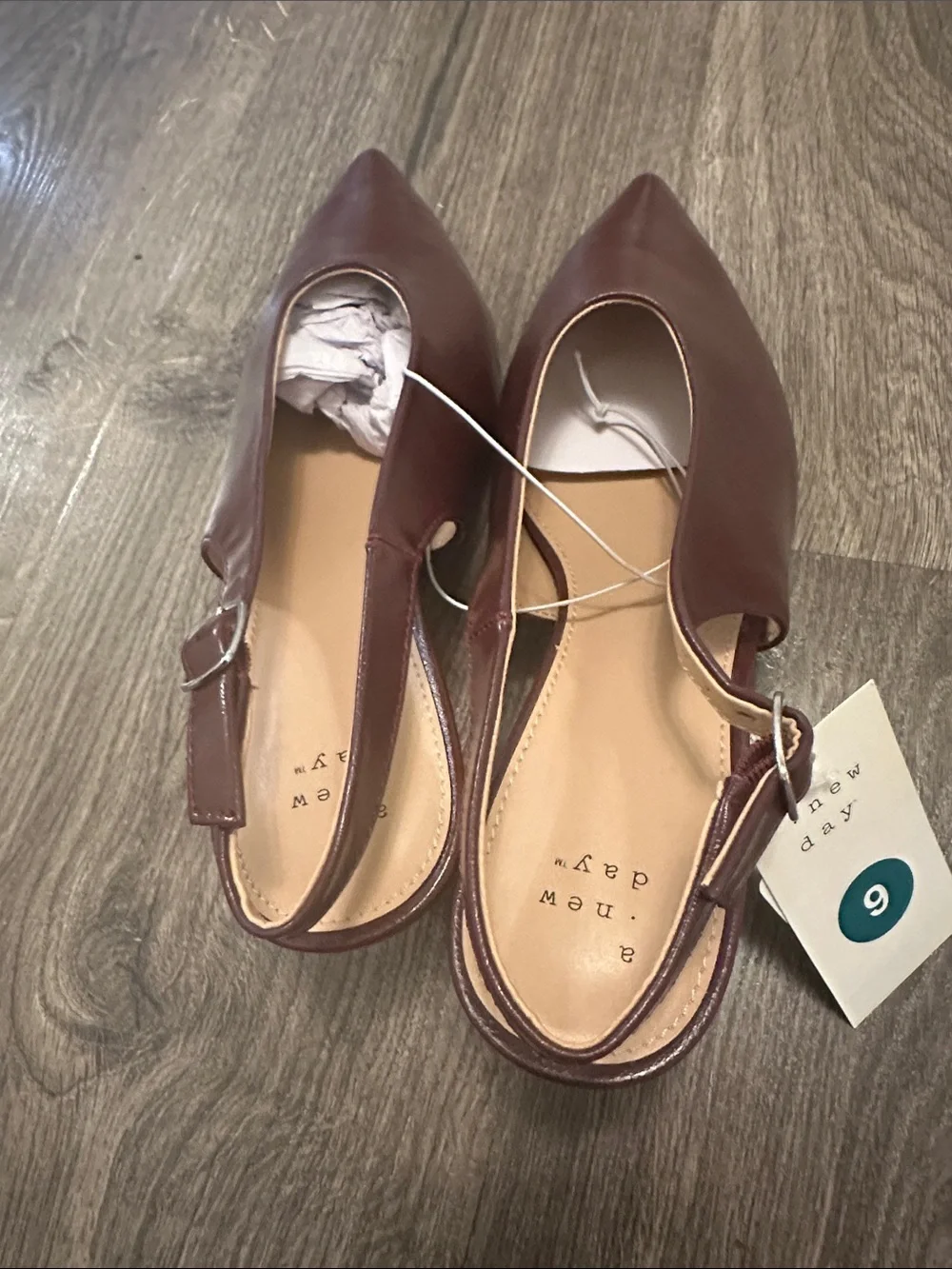 Women's Pointed Slingback Heel in Burgundy. Sz 9. New with tags.